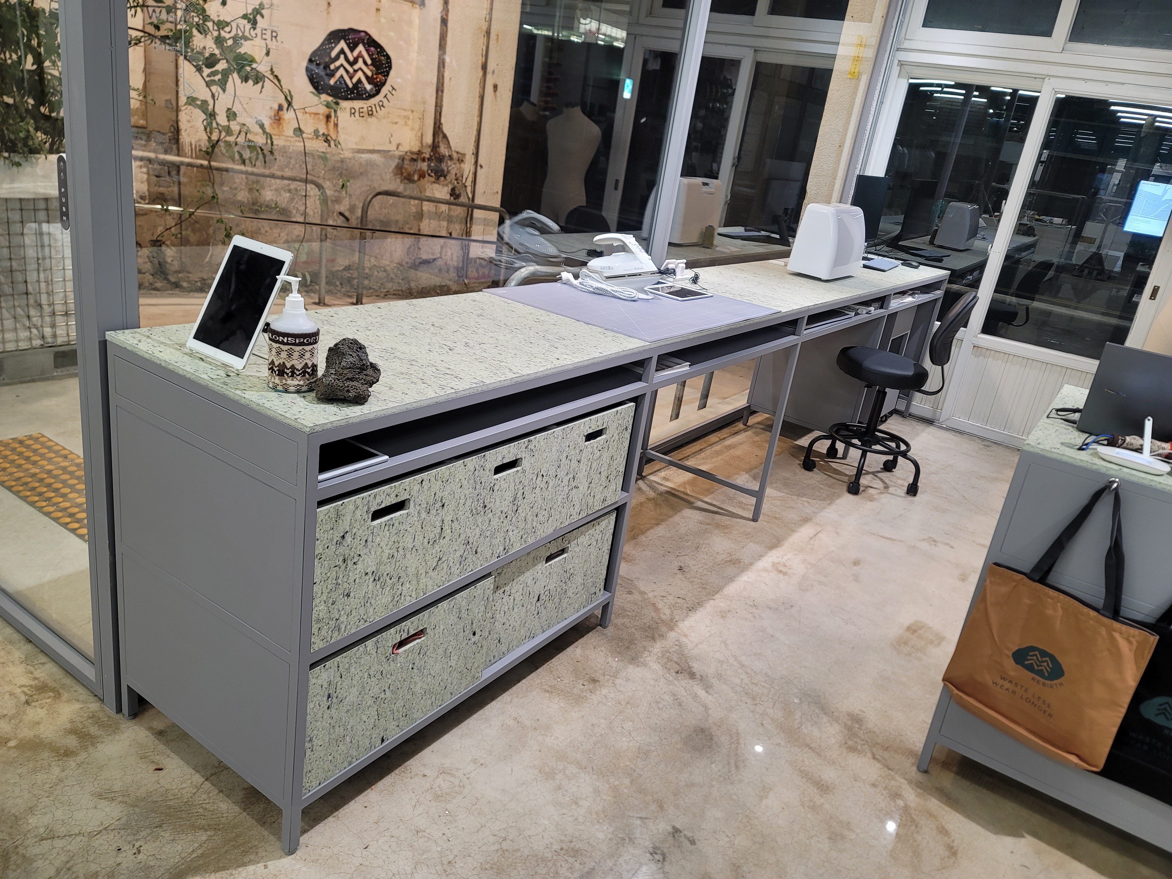 (2022) 코오롱스포츠 솟솟리버스 제주점_내장재(가구 상판, 가구 수납함)