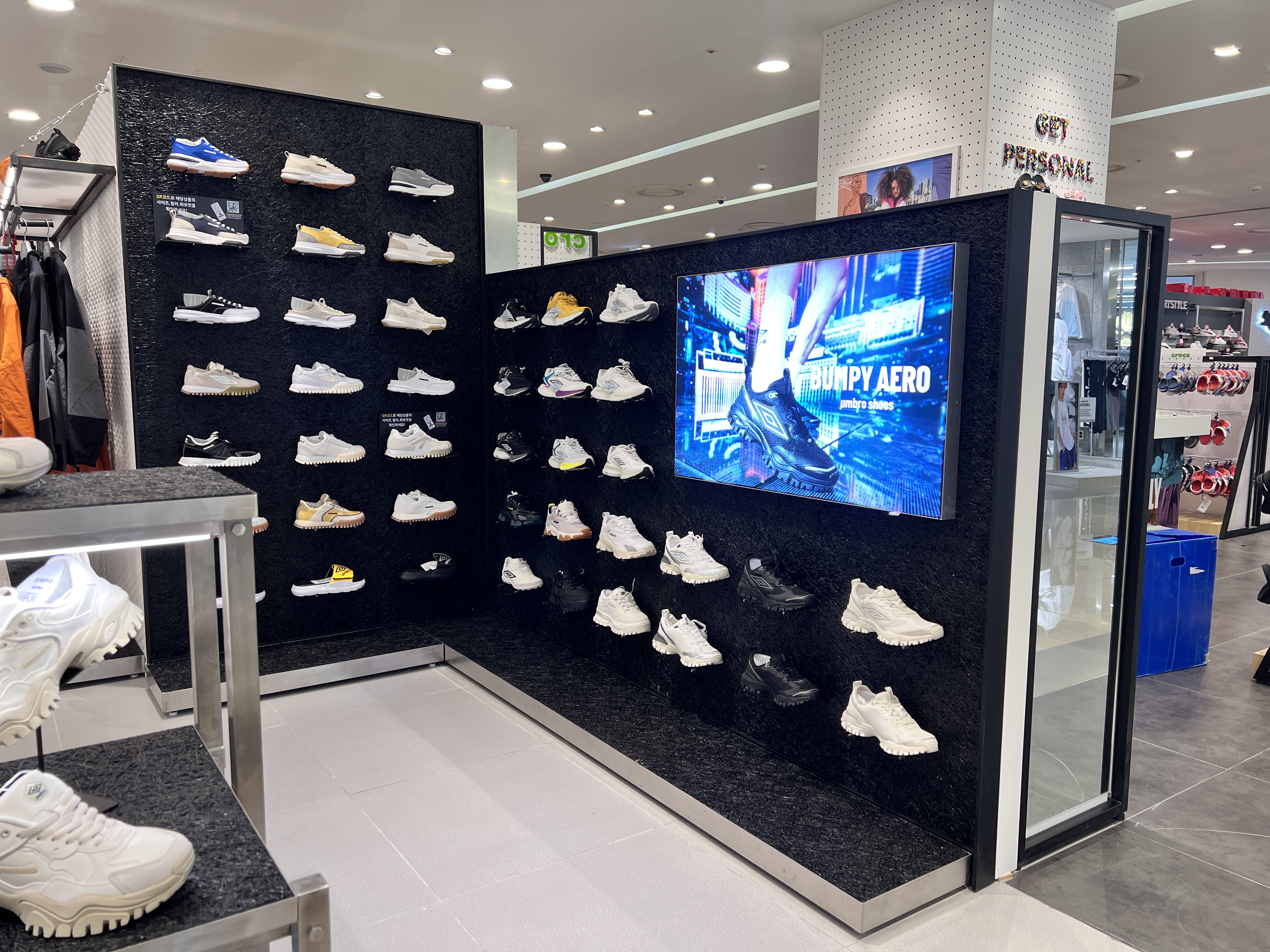 (2022) 가산 현대아울렛 Umbro 매장_내장재(벽체&선반)