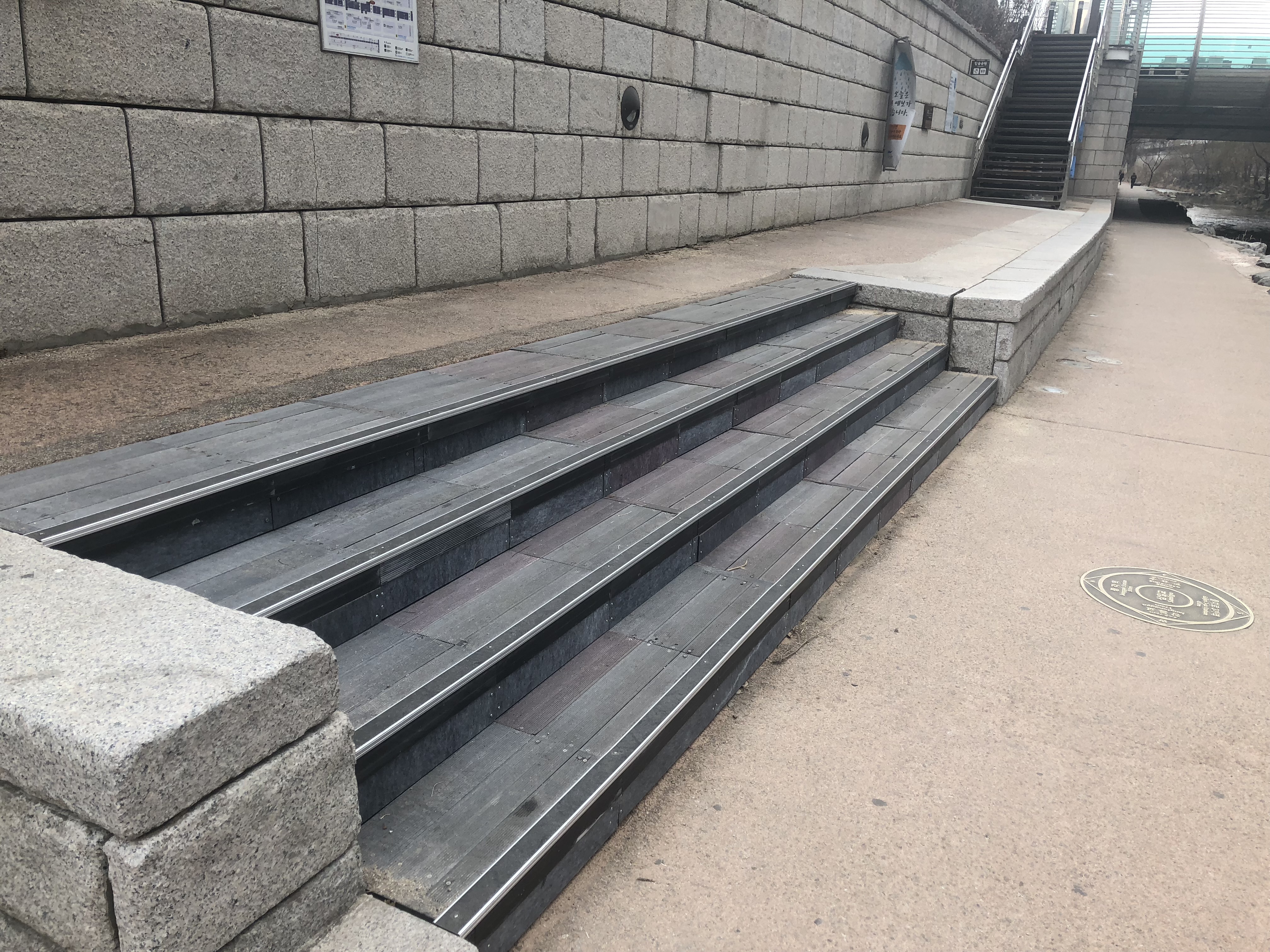 (2017) 청계천 계단 겸 벤치